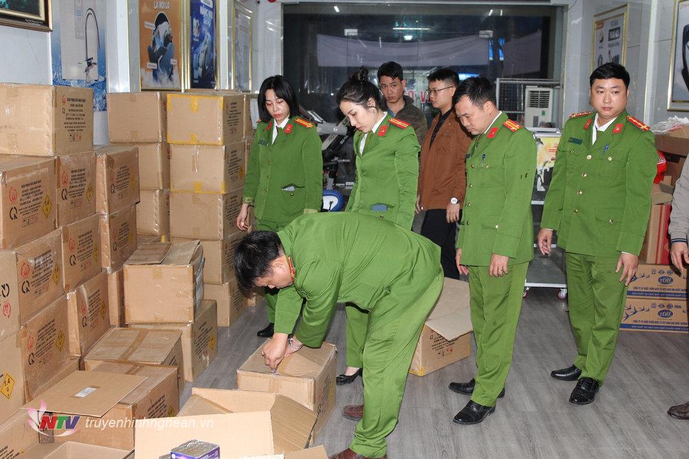 Lực lượng chức năng kiểm tra ở cơ sở kinh doanh do Nguyễn Thị Hồng Thu làm chủ