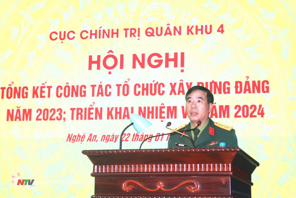 Đại tá Phạm Văn Đông, Phó Chủ nhiệm Chính trị Quân khu phát biểu tại hội nghị.