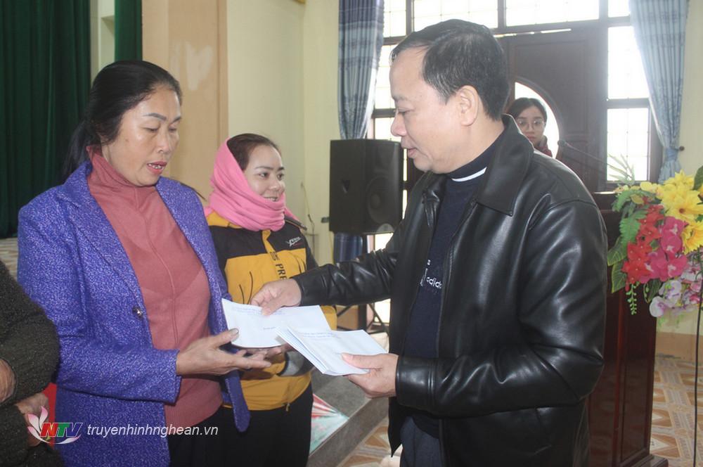 Đồng chí Nguyễn Tất Lý - Phó Chủ nhiệm Ủy ban Kiểm tra Tỉnh ủy trao quà tết cho các hộ dân xã Sơn Hải