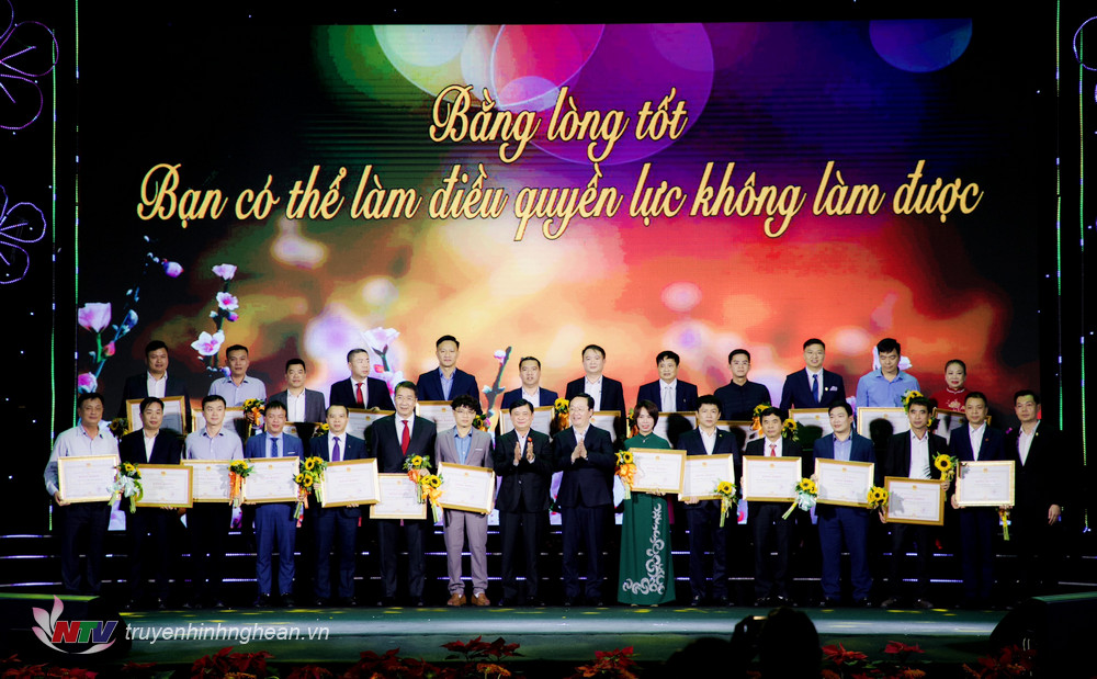 Bí thư Tỉnh ủy Thái Thanh Quý và Chủ tịch UBND tỉnh Nguyễn Đức Trung trao tặng Bằng khen, tặng hoa tri ân, cảm ơn các tổ chức, cá nhân ủng hộ Chương trình Tết Vì người nghèo - Xuân Giáp Thìn 2023. 