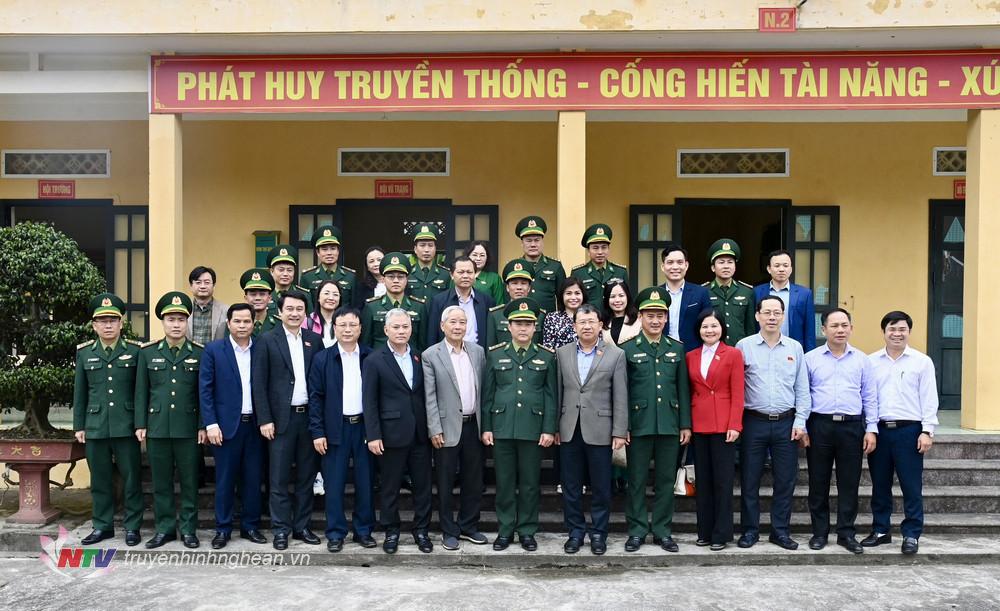 Đoàn công tác Ủy ban Đối ngoại của Quốc hội chụp ảnh lưu niệm với cán bộ chiến sỹ Đồn Biên phòng Cửa khẩu Thanh Thủy