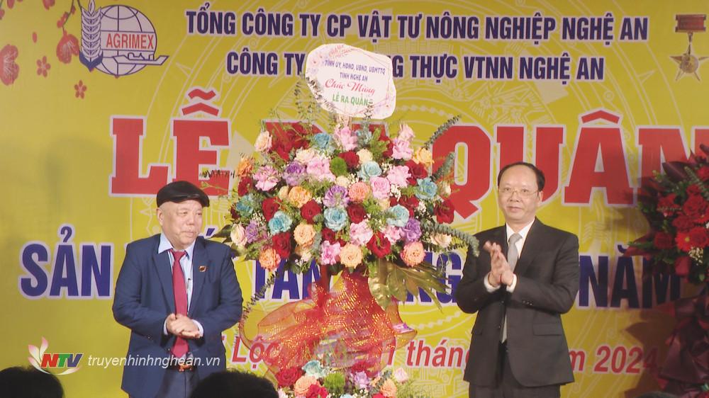 Phó Chủ tịch UBND tỉnh Bùi Thanh An tặng hoa chúc mừng Tổng công ty CP Vật tư nông nghiệp Nghệ An ra quấn sản xuất ngày đầu năm mới.