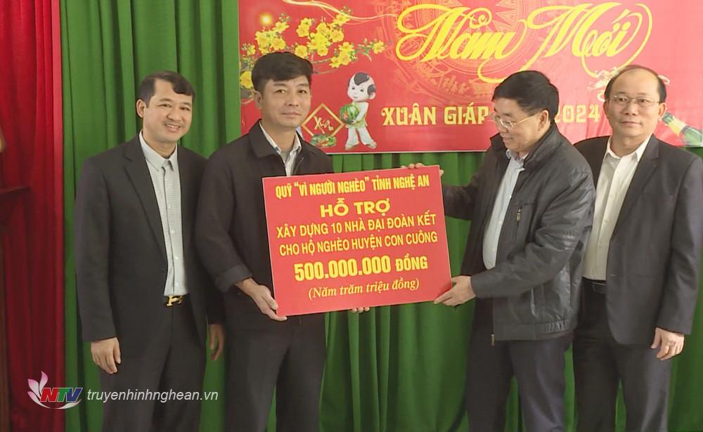 Phó Bí thư Thường trực Tỉnh uỷ Nguyễn Văn Thông trao biển tượng trưng hỗ trợ xây 10 ngôi nhà cho người nghèo khó khăn về nhà ở của huyện Con Cuông.