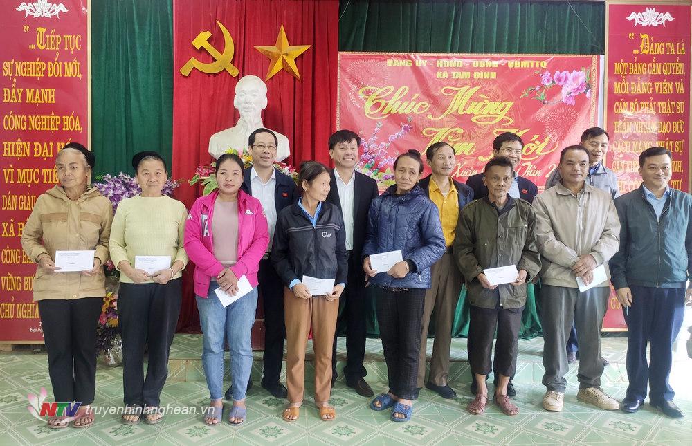 Đoàn đại biểu Quốc hội trao quà tại xã Tam Đình, huyện Tương Dương.