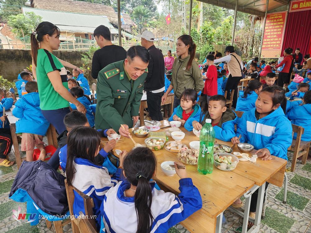  Chương trình “Tết ấm năm 2024” tổ chức nấu cơm cho các cháu học sinh tiểu học, mầm non xã Châu Khê, huyện Con Cuông