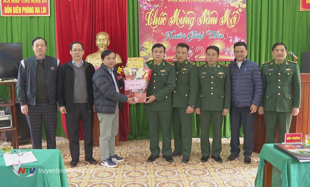 Đồng chí Nguyễn Như Khôi - Phó Chủ tịch HĐND tỉnh cùng các đồng chí trong đoàn công tác tặng quà chúc Tết cán bộ, chiến sỹ Đồn BP Na Loi.