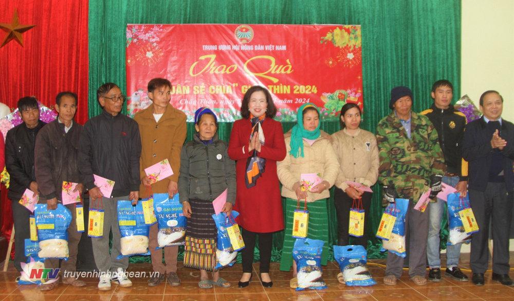 Lãnh đạo Trung ương Hội Nông dân Việt Nam cùng lãnh đạo Hội Nông dân tỉnh trao quà Tết cho người dân.