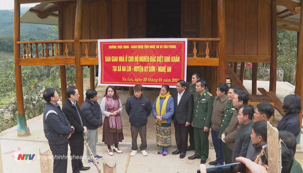 Đoàn thăm hỏi, chúc Tết người dân trên địa bàn xã Na Loi, huyện Kỳ Sơn