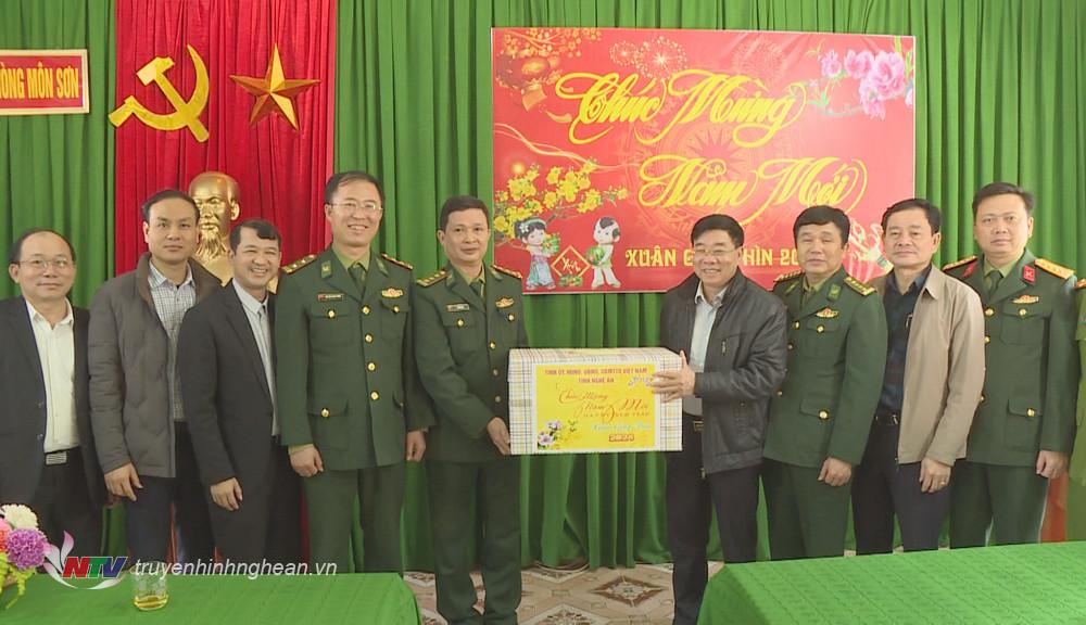 Phó Bí thư Thường trực Tỉnh ủy Nguyễn Văn Thông tặng quà chúc Tết cán bộ, chiến sỹ đồn biên phòng.