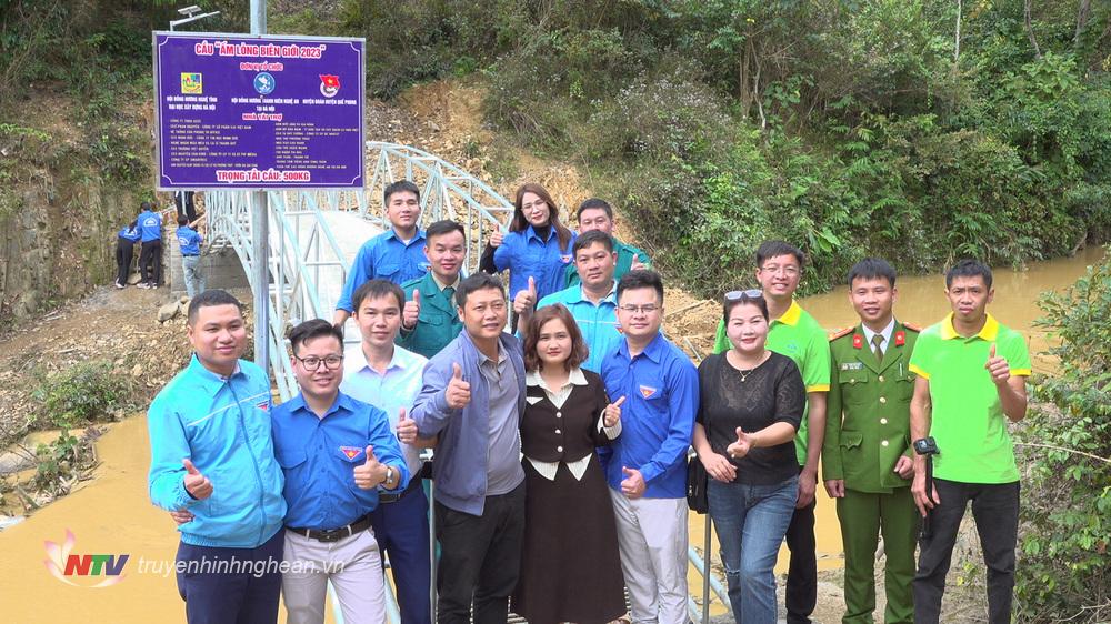 Khánh thành cầu dân sinh trong niềm hân hoan của toàn bộ người dân bản Huồi Máy, xã Cắm Muộn, huyện Quế Phong.
