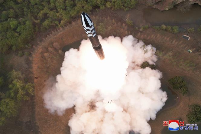 Hình ảnh vụ phóng tên lửa đạn đạo liên lục địa sử dụng nhiên liệu rắn “Hwasong-18” của Triều Tiên.