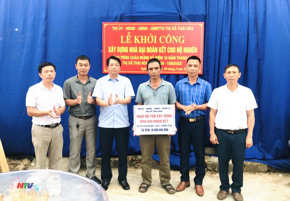 Lãnh đạo thị xã Thái Hòa trao tiền hỗ trợ xây dựng nhà ở cho hộ nghèo năm 2023, tại xã Nghĩa Thuận