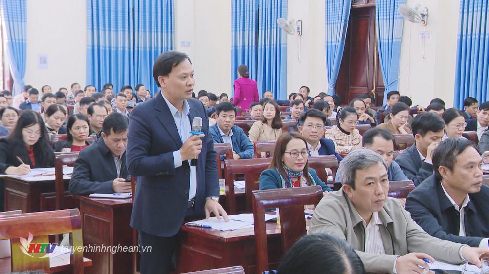 Phó Giám đốc Sở Giao thông Vận tải Vương Đình Nhuận trả lời, giải trình kiến nghị của cử tri. 
