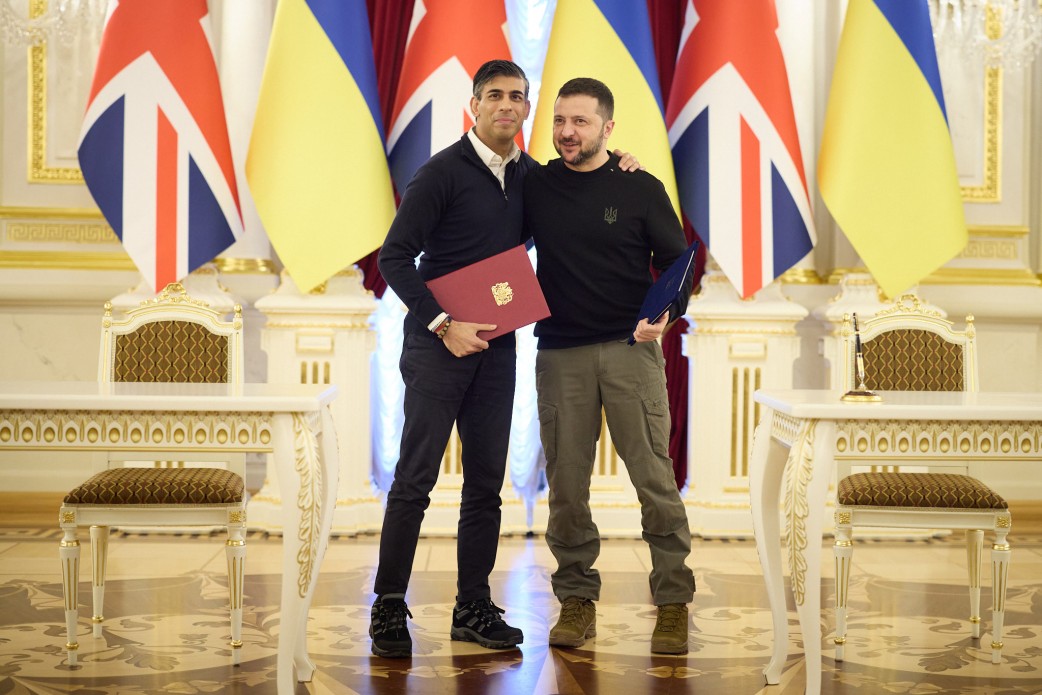 Tổng thống Ukraine Volodymyr Zelensky (bên phải) và Thủ tướng Vương quốc Anh Rishi Sunak sau khi ký kết Thỏa thuận Hợp tác an ninh giữa Ukraine và Vương quốc Anh hôm 12/1. Ảnh: Văn phòng  Tổng thống Ukraine