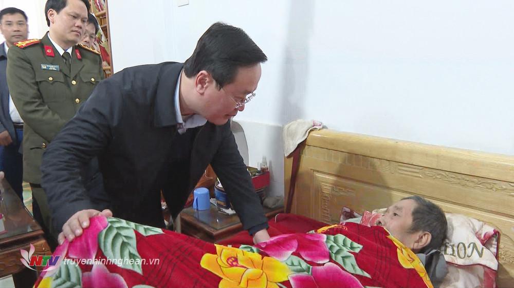 Chủ tịch UBND tỉnh Nguyễn Đức Trung thăm hỏi, tặng quà, chúc Tết đến ông Lương Xuân Quyền, thương binh hạng 2/4.