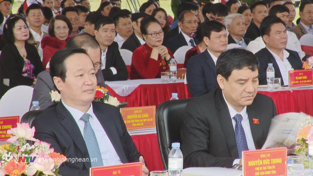 Các đồng chí lãnh đạo Trung ương và tỉnh Nghệ An dự buổi lễ.