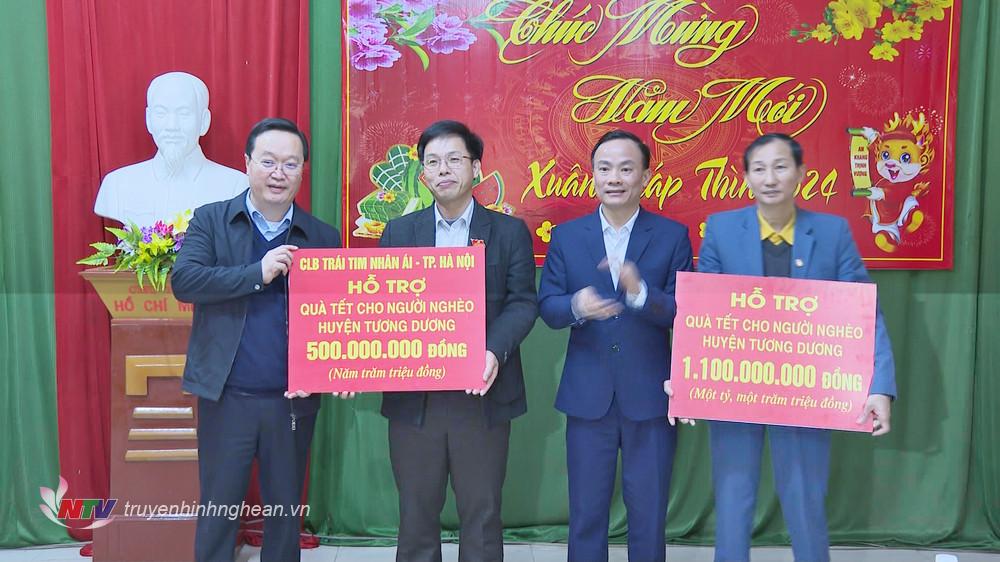 Chủ tịch UBND tỉnh Nguyễn Đức Trung trao 1,1 tỷ đồng hỗ trợ quà Tết cho người nghèo huyện Tương Dương và trao 500 triệu đồng do Câu lạc bộ Tim nhân ái - TP Hà Nội hỗ trợ quà Tết cho người nghèo huyện Tương Dương. 