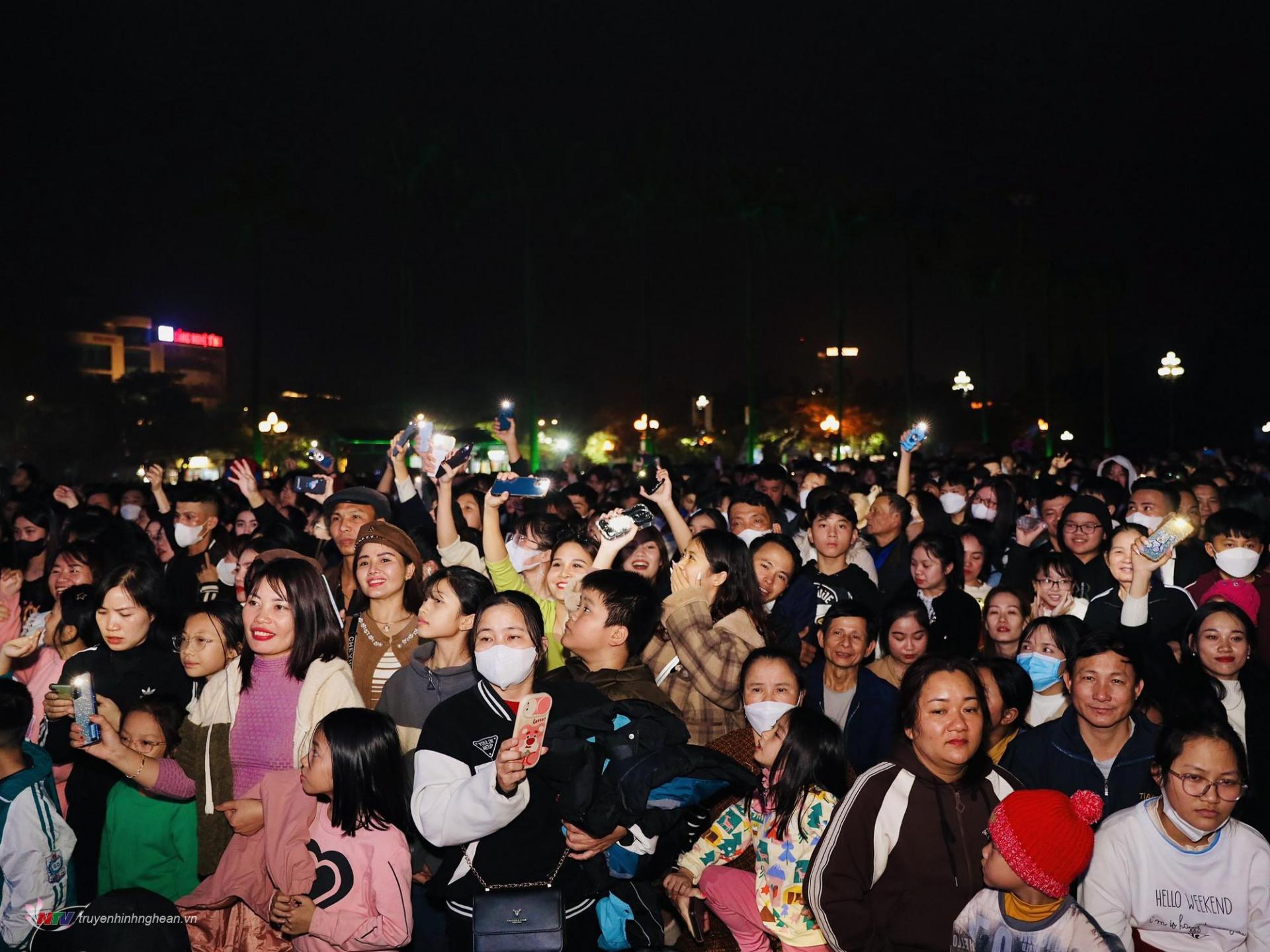 Hàng ngàn người dân đến thưởng thức Chương trình nghệ thuật Chào năm mới 2024 tại Quảng trường Hồ Chí Minh