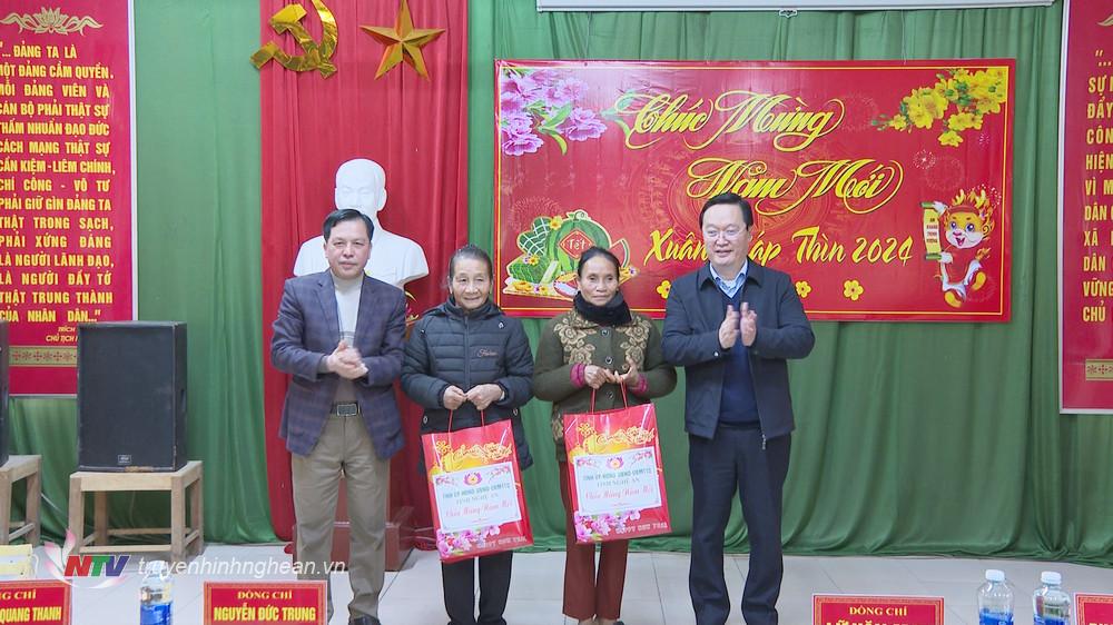 Chủ tịch UBND tỉnh Nguyễn Đức Trung tặng quà Tết đến 2 người có uy tín trong cộng đồng dân tộc thiểu số trên địa bàn xã Tam Quang. 