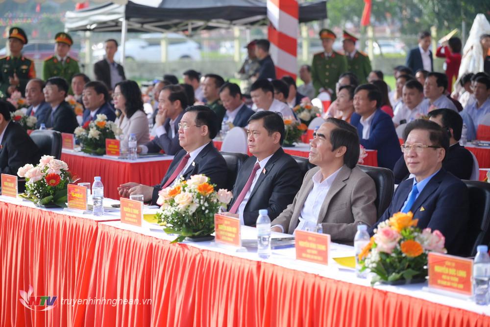 Chủ tịch Quốc hội Vương Đình Huệ cùng các đồng chí lãnh đạo các Bộ, ngành Trung ương, lãnh đạo tỉnh Nghệ An dự buổi lễ.