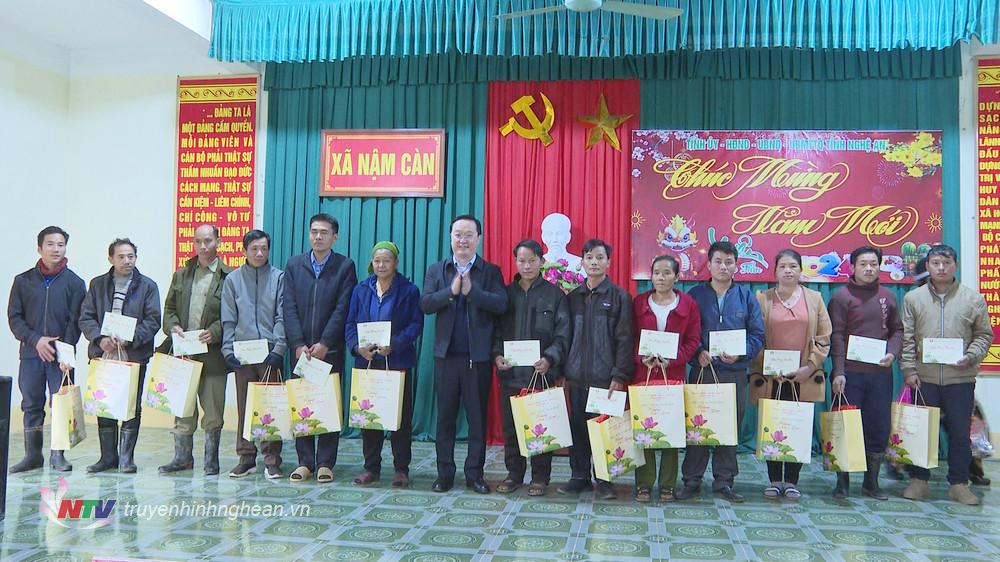 Chủ tịch UBND tỉnh Nguyễn Đức Trung trao quà Tết đến các hộ nghèo, có hoàn cảnh khó khăn trên địa bàn xã Nậm Càn, huyện Kỳ Sơn.