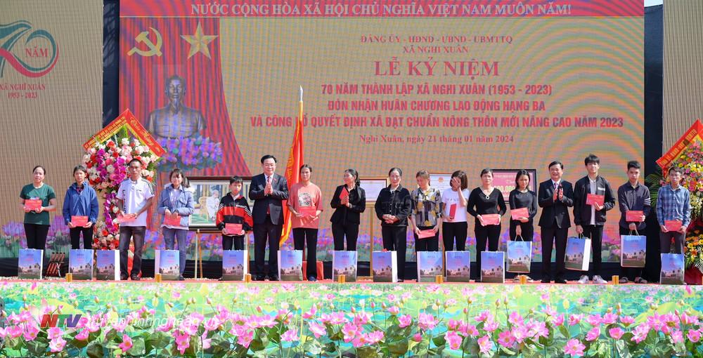 
Chủ tịch Quốc hội Vương Đình Huệ trao quà cho các gia đình có hoàn cảnh khó khăn của huyện Nghi Lộc.