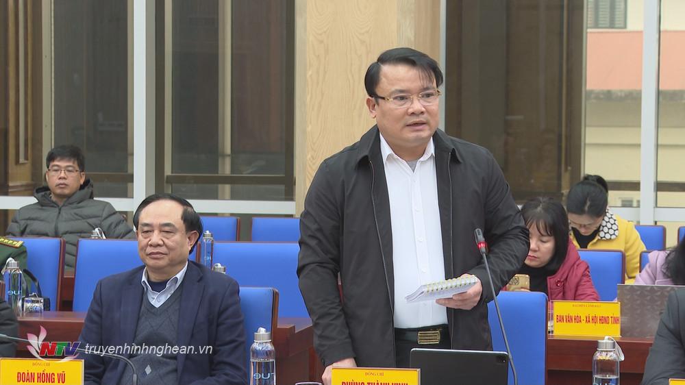 Giám đốc Sở NN&PTNT Phùng Thành Vinh báo cáo tại phiên họp.