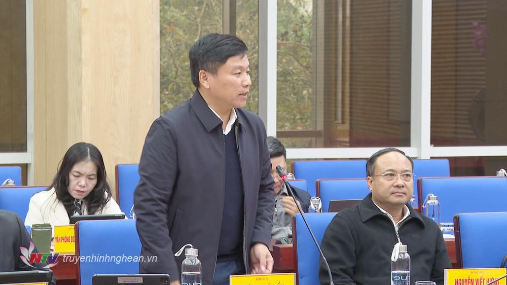 Giám đốc Sở GTVT Hoàng Phú Hiền báo cáo tại phiên họp.