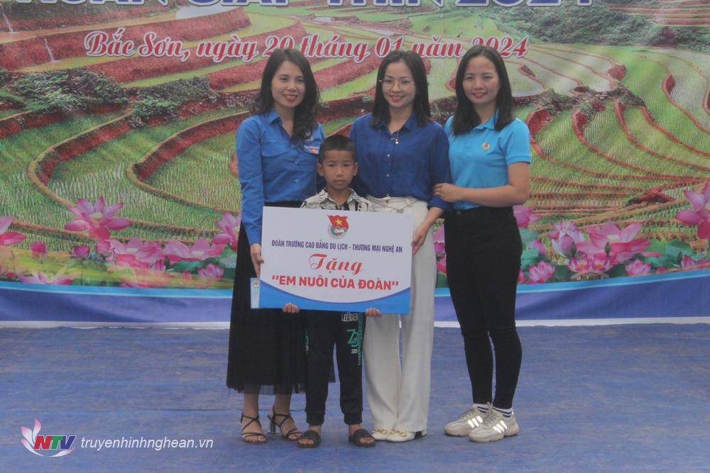 trao 1 suất quà cho em nuôi của đoàn Lo Thanh Tùng có hoàn cảnh đặc biệt khó khăn ở bản Mánh.