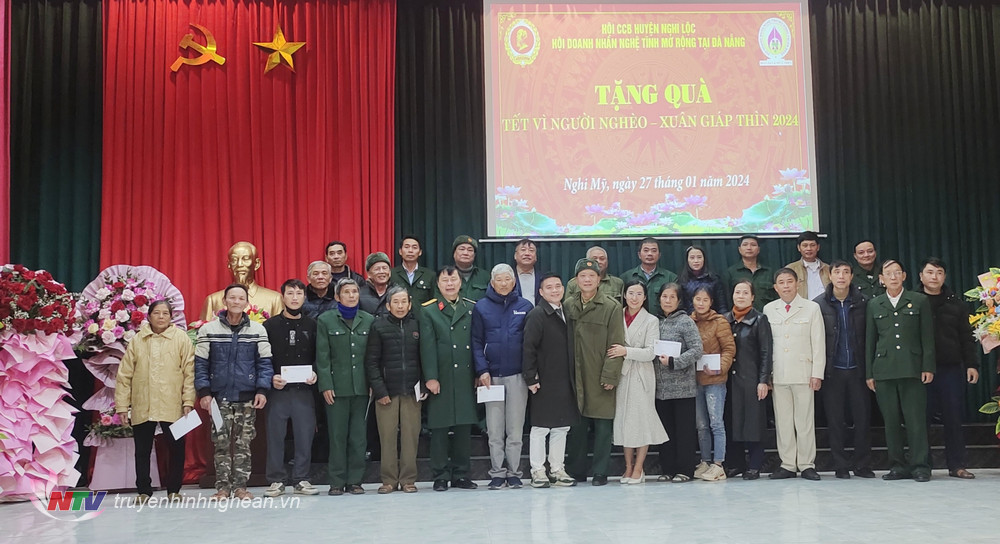 Trao quà cho các hội viên Cựu chiến binh trên địa bàn huyện Nghi Lộc có hoàn cảnh khó khăn