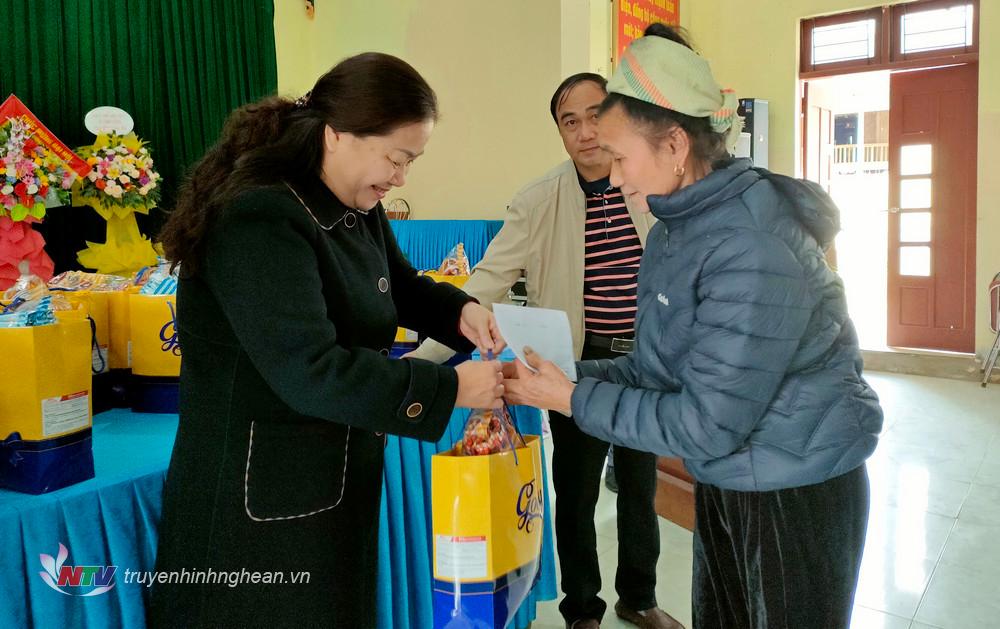 Trưởng ban Tuyên giáo Tỉnh uỷ Nguyễn Thị Thu Hường trao quà Tết cho các hộ gia đình.