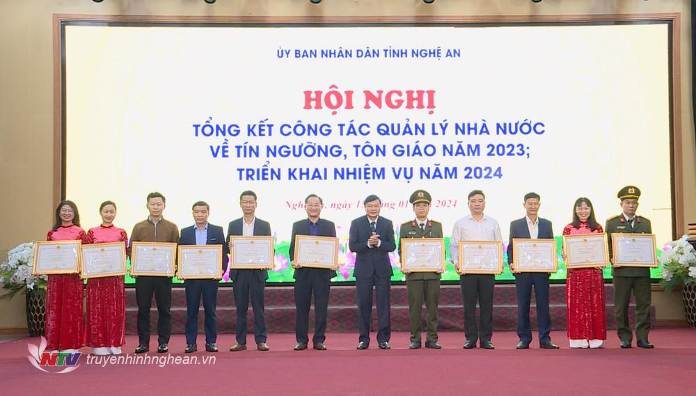Đồng chí Lê Hồng Vinh - Ủy viên Ban Thường vụ Tỉnh ủy, Phó Chủ tịch Thường trực UBND tỉnh trao bằng khen cho các tập thể và cá nhân.