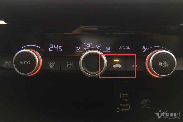 Nút lấy gió trong trên cụm điều khiển điều hoà thường có ký hiệu mũi tên quay đầu trong xe. 