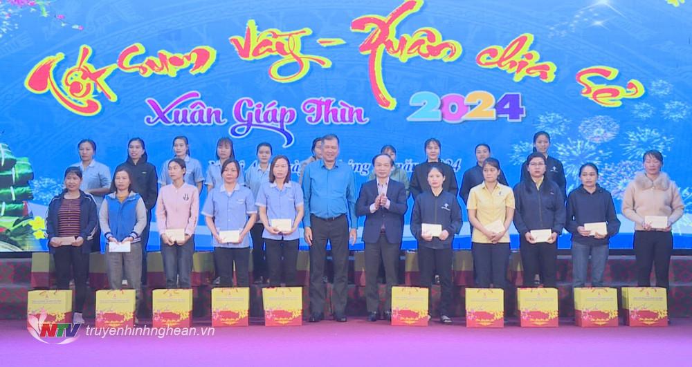Đại diện Ban Dân vận Trung ương và Tổng Liên đoàn Lao động Việt Nam trao tặng quà cho các công nhân. 