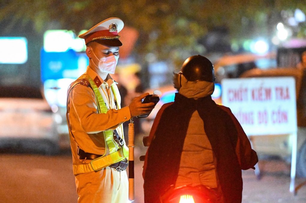 Cảnh sát giao thông Hà Nội kiểm tra nồng độ cồn với người đi xe máy.  