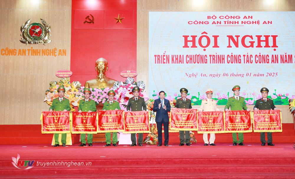 Chủ tịch UBND tỉnh Lê Hồng Vinh trao