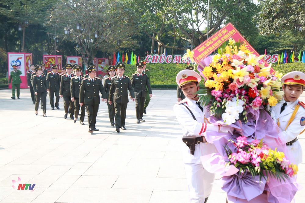 Đoàn đại biểu dâng hoa tại Khu di tích lịch sử Quốc gia đặc biệt Kim Liên, huyện Nam Đàn.