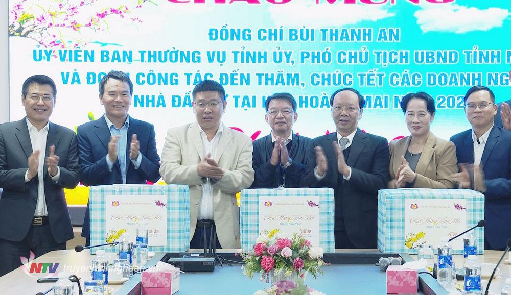 Lãnh đạo tỉnh tặng quà chúc Tết Công ty Cổ phần Hoàng Thịnh Đạt.