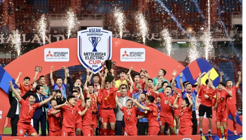 Đội tuyển Việt Nam nhận cúp vô địch AFF Cup 2024 - Ảnh: Báo Tuổi trẻ