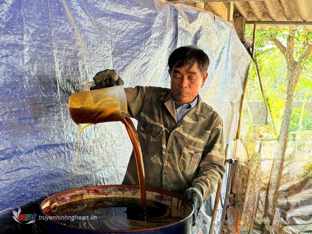 Để cây mía trở thành những giọt mật thơm lừng, đặc quánh với màu vàng đặc trưng phải qua nhiều công đoạn.