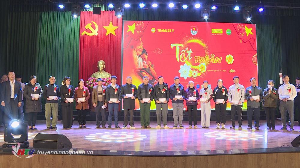 Trao các phần quà Tết cho thân nhân gia đình Liệt sỹ.