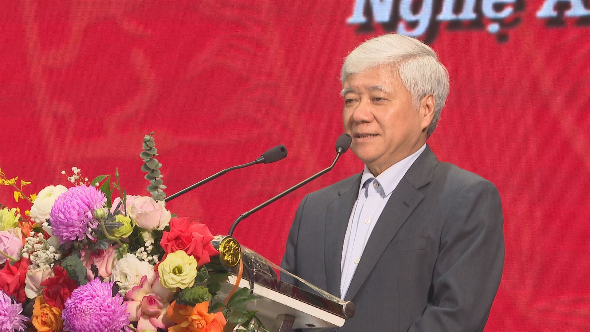 Đồng chí Đỗ Văn Chiến - Ủy viên Bộ Chính trị, Bí thư Trung ương Đảng, Chủ tịch Ủy ban Trung ương Mặt trận Tổ Quốc Việt Nam phát biểu chúc Tết Đảng bộ, nhân dân, công nhân, người lao động Nghệ An.