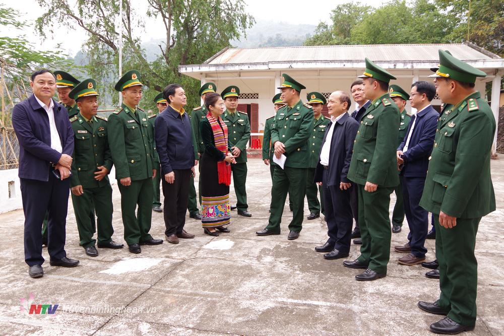 Chủ tịch UBMTTQ Việt Nam tỉnh Võ Thị Minh Sinh cùng các đồng chí trong đoàn công tác thăm hỏi cán bộ, chiến sĩ Đồn Biên phòng Mỹ Lý.