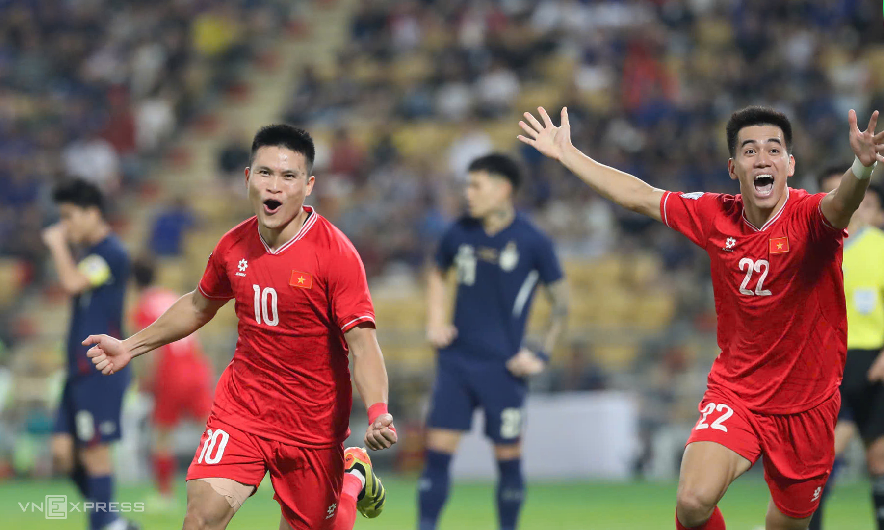 Tuấn Hải mừng bàn gỡ hòa 2-2 trước Thái Lan ở lượt về trên sân Rajamangala. Ảnh: Hiếu Lương