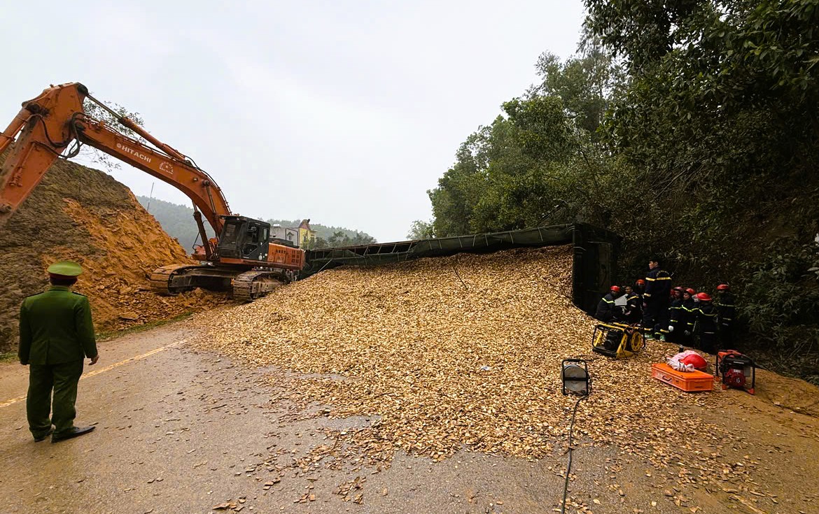 Hiện trường xe đầu kéo lật ngang đường đè trúng ô tô con khiến 1 người tử vong