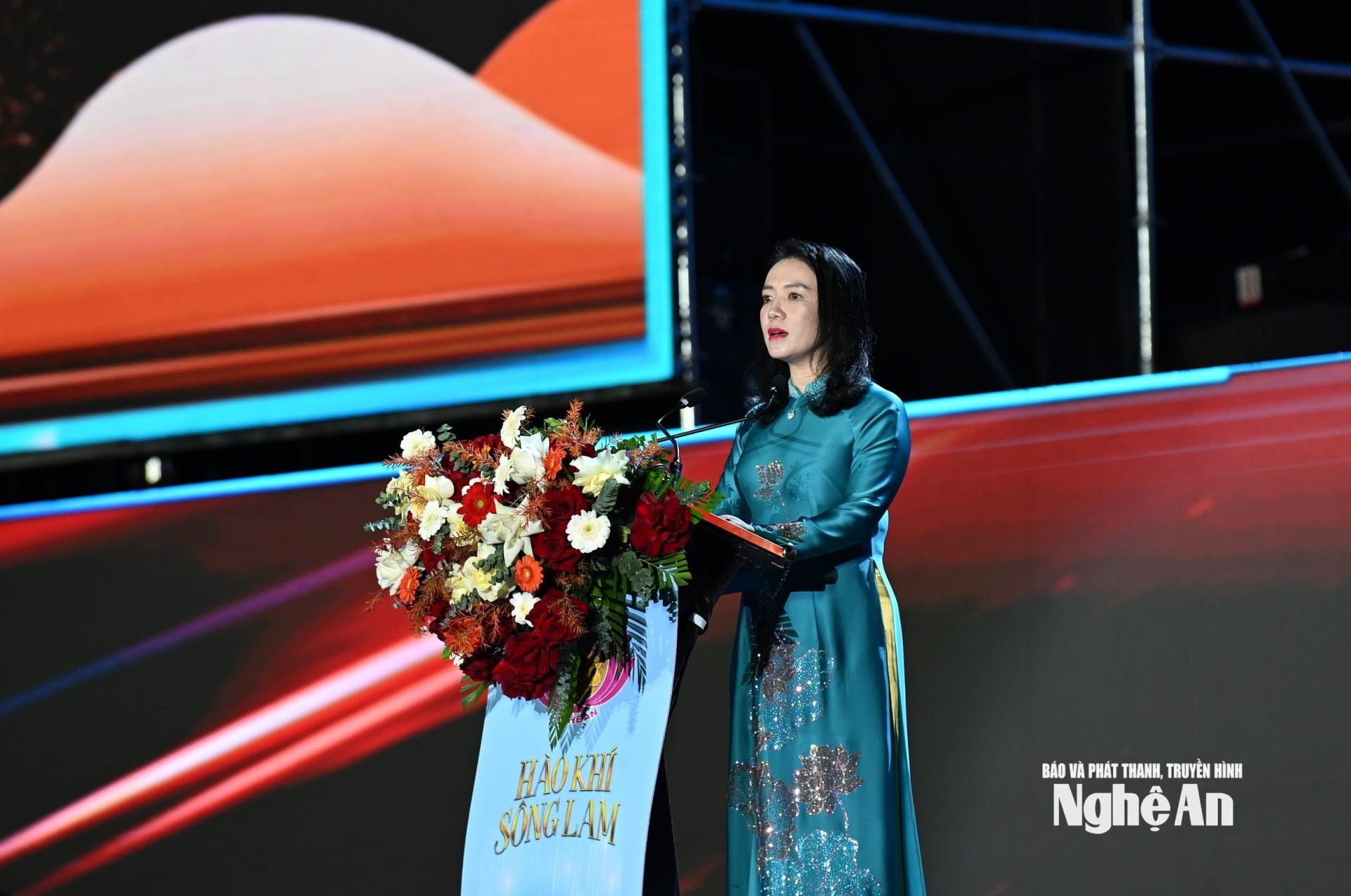 Giám đốc Sở Văn hoá, Thể thao và Du lịch Nghệ An Trần Thị Mỹ Hạnh phát biểu khai mạc Chương trình nghệ thuật Countdown “Nghệ An chào 2026 – Hào khí Sông Lam”. Ảnh: Thành Chung