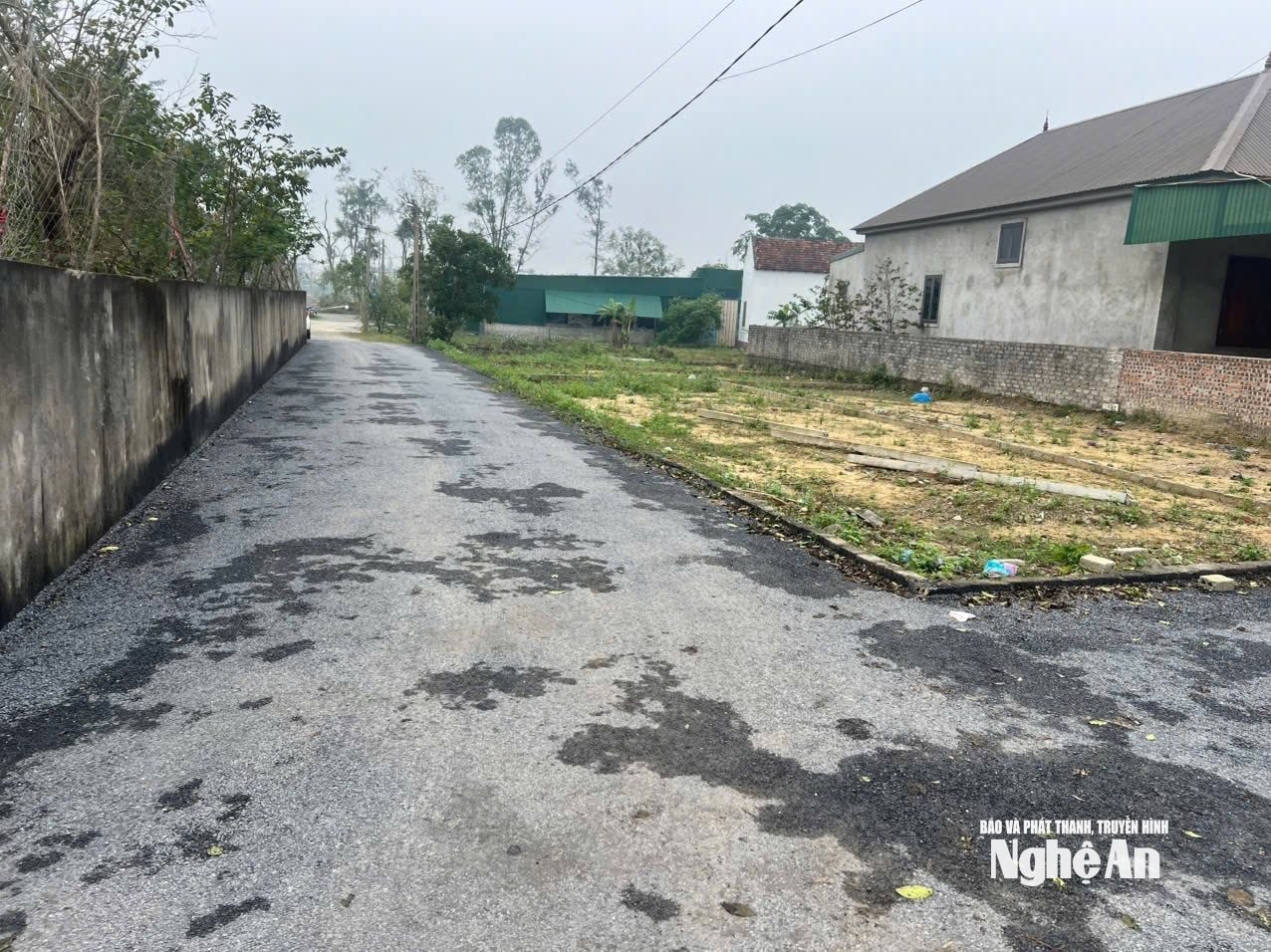 Lô đất trị giá 1,7 tỷ đồng tại xã Nghi Phong (cũ) của chị T ở phường Thành Vinh bị dính quy hoạch, môi giới vừa xin trả lại tiền cọc. Ảnh: Văn Trường