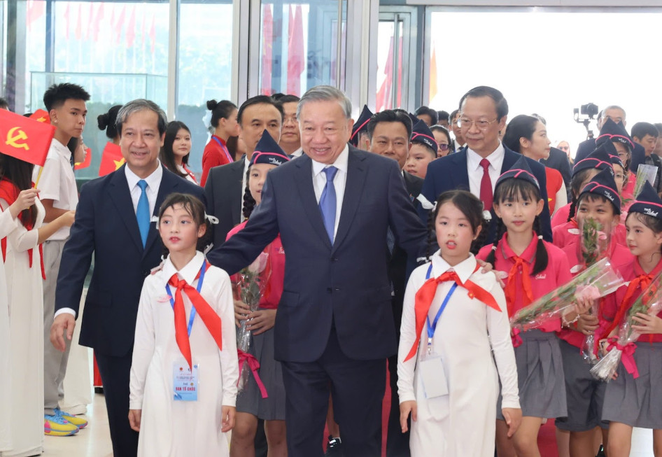 Tổng Bí thư Tô Lâm cùng các đại biểu tới dự khai giảng năm học 2025-2026 và kỷ niệm 80 năm truyền thống ngành Giáo dục. Ảnh: VGP