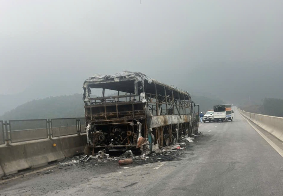 Chiếc xe khách bị thiêu rụi. Ảnh: CTV