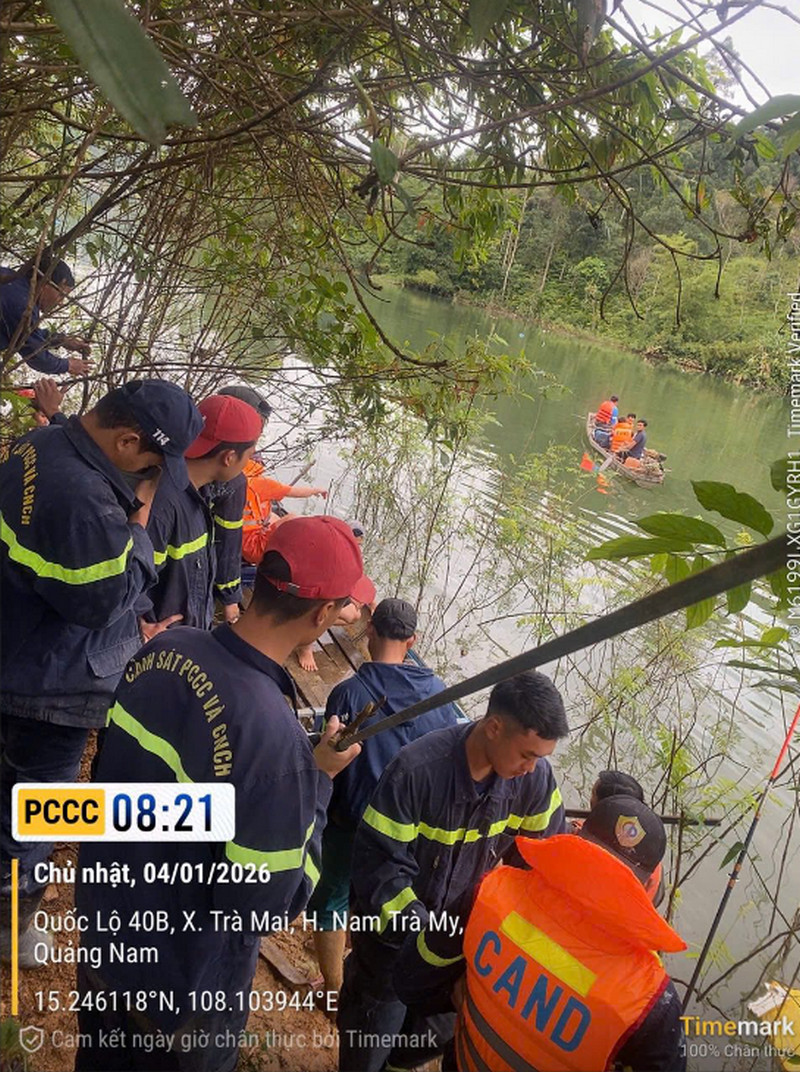 Lực lượng chức năng tìm kiếm nạn nhân sáng 4-1 (Ảnh: SOS Quảng Nam)